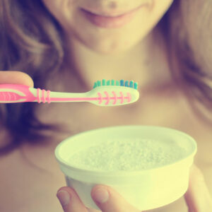 Simple ways to naturally whiten teeth at home